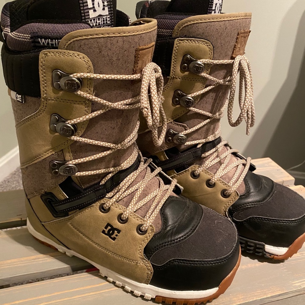EUC DC Snowboarding boots